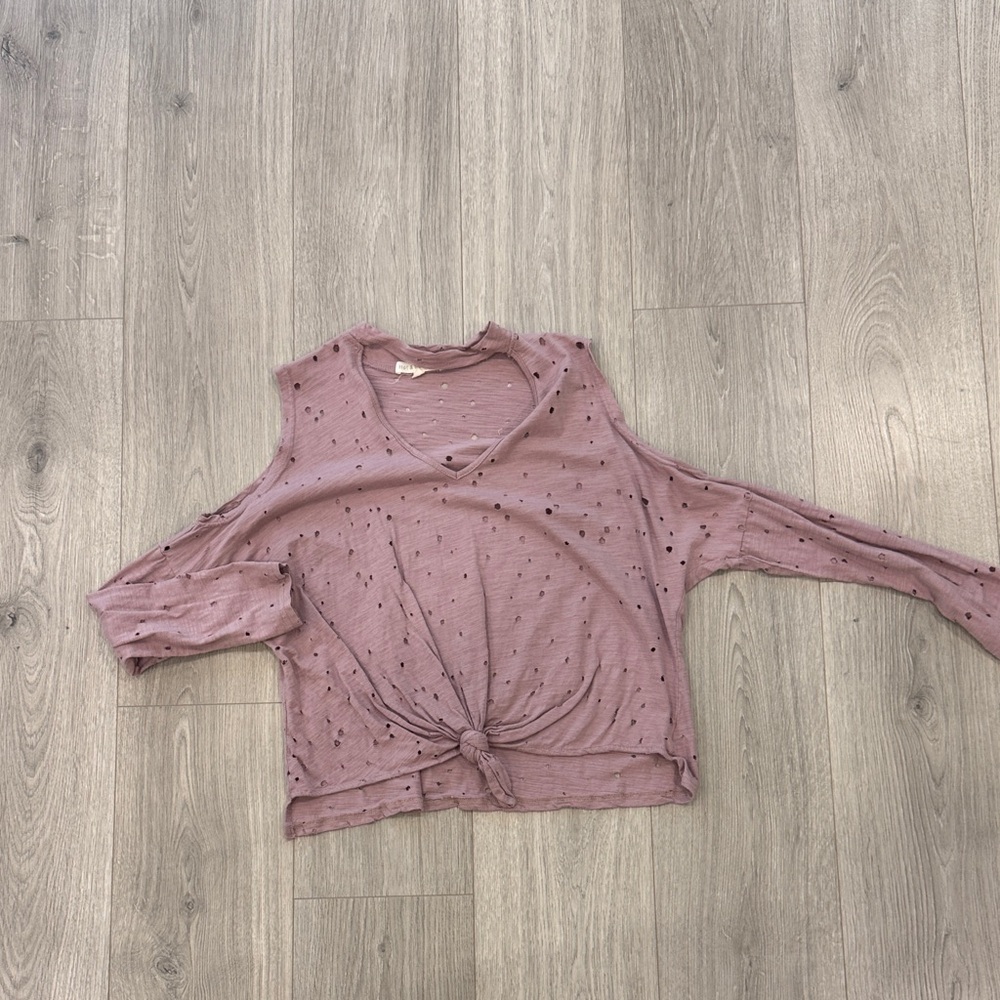 Mauve cold shoulder top with knot.